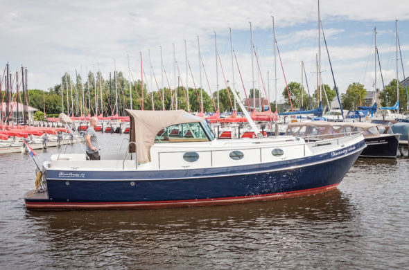 RiverCruise 31 Cabrio ws - Motorboot Rental in Friesland - Ottenhome Heeg